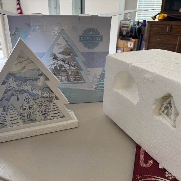 Scentsy limited edition holiday warmer All through the night - Picture 2 of 2